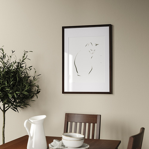 Comedor minimalista con lámina artística, mesa y jarra decorativa.