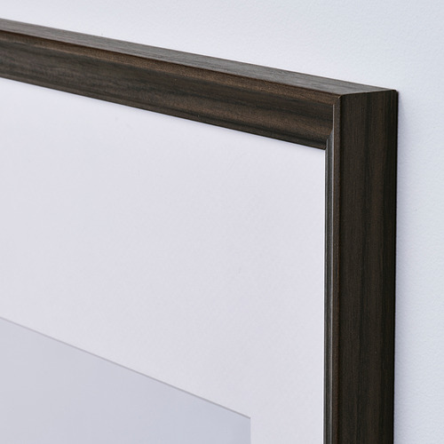 Primer plano del marco minimalista con un elegante acabado en madera oscura y una cubierta protectora transparente.