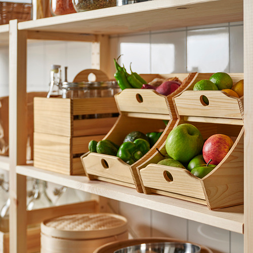 Los organizadores de cocina de madera sostienen frutas y verduras, manteniendo la despensa ordenada.