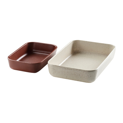 Dos platos de horno de cerámica en rojo y gris claro, de forma rectangular, diseño sencillo, aptos para servir y hornear.