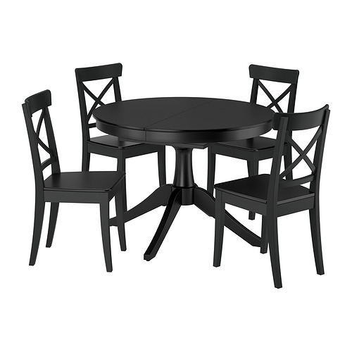 Mesa de comedor redonda extensible ROSENTORP negra con cuatro sillas. Patas de madera resistentes a los arañazos, expandibles y resistentes.