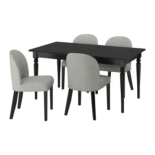 Esta imagen muestra un juego de comedor ROSENTORP negro, con una mesa rectangular y cuatro sillas de tela gris.