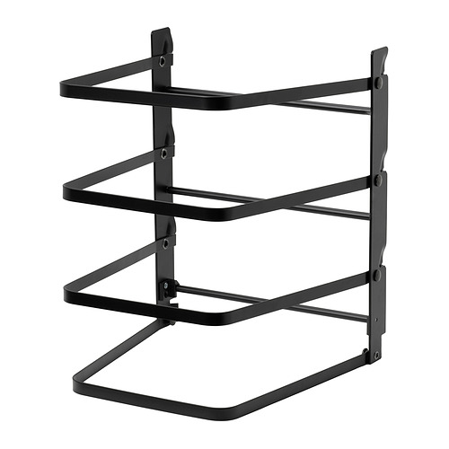 Esta imagen muestra una rejilla de almacenamiento de metal negro para bandejas para hornear. Tiene tres estantes, se puede montar en la pared y está diseñado para un almacenamiento eficiente en la cocina.