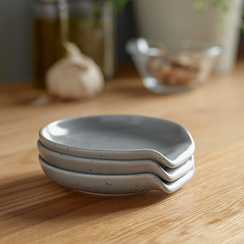 Tres cucharas de gres gris descansan apiladas sobre una mesa de madera. Evita que los utensilios de cocina provoquen derrames. Patrón punteado decorativo. Apto para lavavajillas.