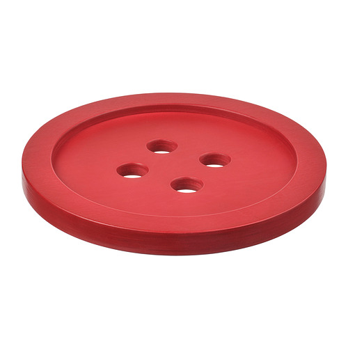Un botón VINTERFINT rojo, circular y con cuatro agujeros, realizado en madera contrachapada de abedul y chapa, acabado con laca transparente.