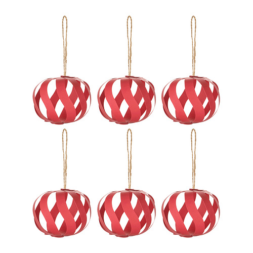 Seis adornos de papel rojo con perchas de yute, forma esférica con un patrón de diamantes rojos y blancos.