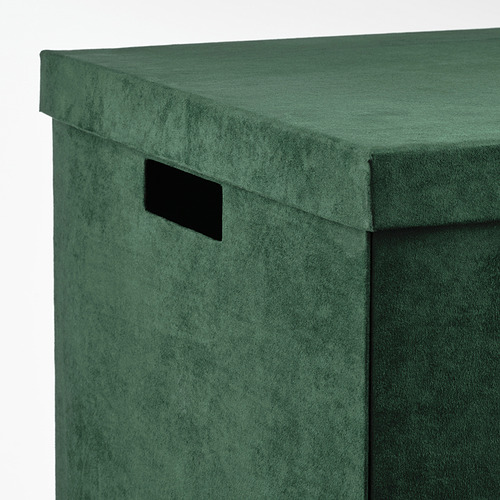 Caja de almacenamiento cuadrada de terciopelo verde con asa recortada para un fácil acceso, mostrando una textura suave y lujosa.