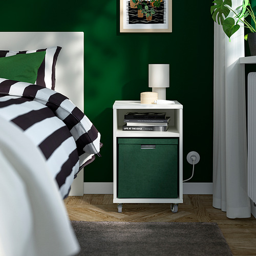 Caja de almacenamiento GJÄTTA de terciopelo verde al lado de la cama, móvil con libros, cabe debajo de la cama.