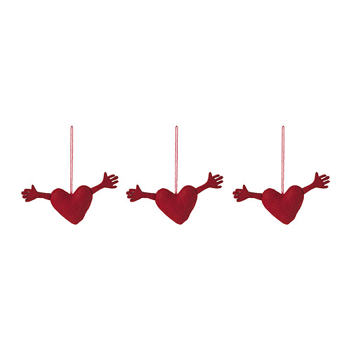 Tres corazones rojos colgantes con manos alcanzables; Tejido decorativo, festivo y suave con relleno de poliéster.