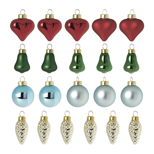 Coloridos adornos navideños en tonos rojos, verdes, azules y dorados, con formas de corazón, campanas y diseños de bombillas, hechos de vidrio y aluminio.
