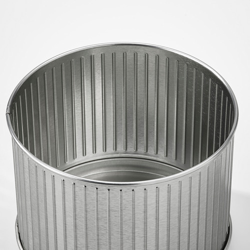 Cubo de basura de metal plateado con crestas verticales.