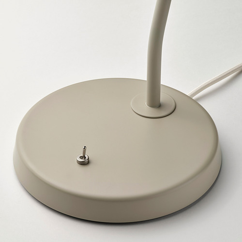 Moderna base de lámpara de escritorio con acabado metálico, cuello ajustable y pequeño interruptor de encendido.