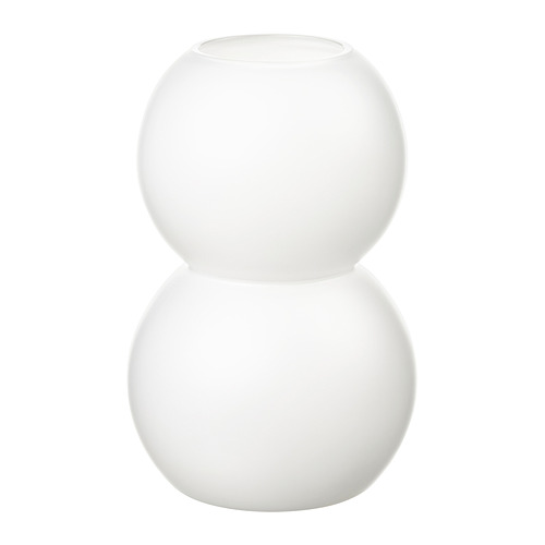 Un jarrón de vidrio blanco VINTERFINT con forma curva y bulbosa. Diseño moderno y minimalista en vidrio transparente tintado con laca blanca.