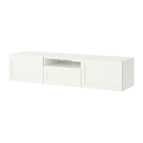 Un banco de tv blanco BESTÅ con diseño minimalista, con un compartimento central abierto y dos secciones cerradas para el almacenamiento.