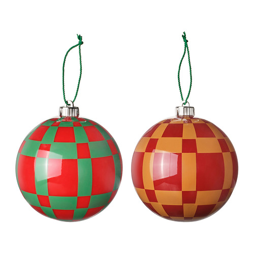 Dos adornos navideños redondos y coloridos, uno a cuadros rojos y verdes, el otro rojo y amarillo, con perchas verdes.