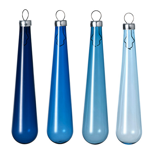 Cuatro jarrones en forma de lágrima en tonos azules, oscuros a claros, hechos de vidrio con tapas y perchas metálicas.