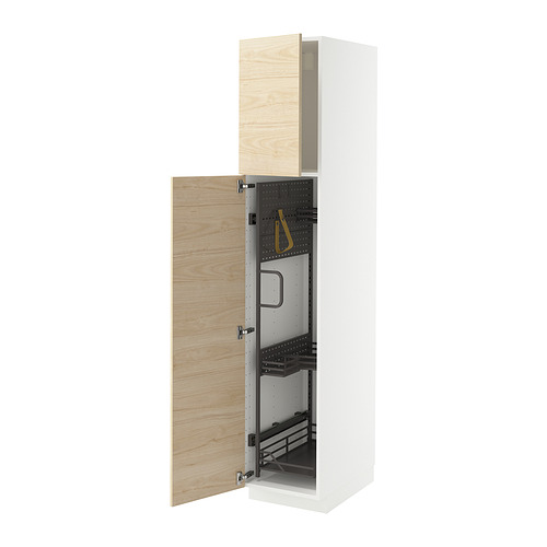 Moderno armario alto blanco con puerta de madera clara abierta, que revela un almacenamiento organizado en el interior.