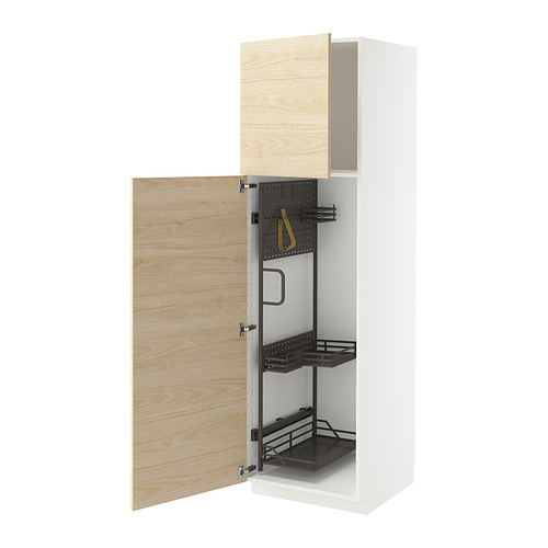 El mueble de cocina METOD de ikea en color blanco con puerta de madera de fresno claro, con organizadores internos.