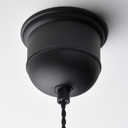 Lámpara colgante negra con diseño tejido cuelga del techo, mostrando artesanía de alta calidad y estilo moderno.