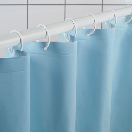 Una cortina de ducha azul claro cuelga de ganchos y varilla blancos, repelentes al agua, parte de la serie LUDDHAGTORN.
