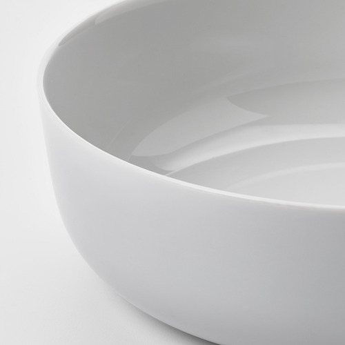 Cuenco de cristal blanco moderno y minimalista, bordes lisos, acabado pulido, luz reflectante.