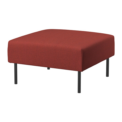 Un reposapiés LILLEHEM rojo con patas metálicas, diseñado para mayor comodidad y fácil limpieza.