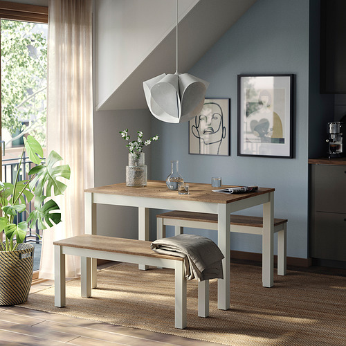 Juego de comedor ÅLHULT con mesa y bancos. Acogedora habitación de paredes azules, manta gris, flores. Compacto para reuniones.