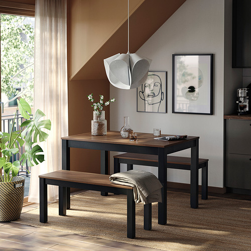 Mesa de comedor ÅLHULT con acabado en madera clara, bancos a juego, elementos decorativos, luz colgante, ambiente acogedor.
