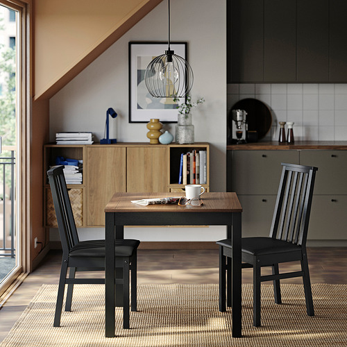 Acogedor rincón de comedor con silla ÅLHULT y mesa compacta.