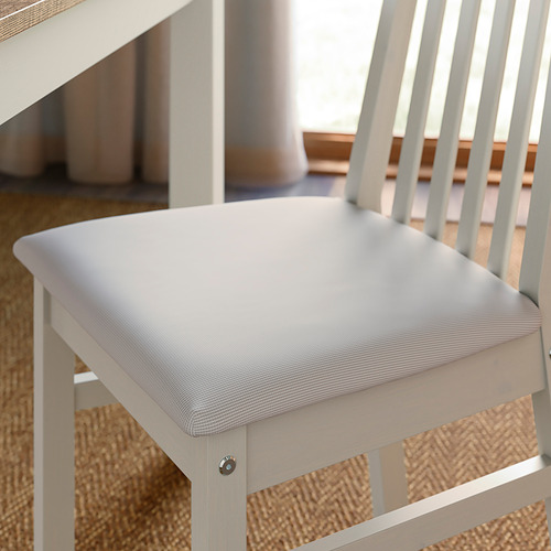 Primer plano de una silla moderna con un asiento acolchado suave, un elegante marco de madera y un diseño elegante.