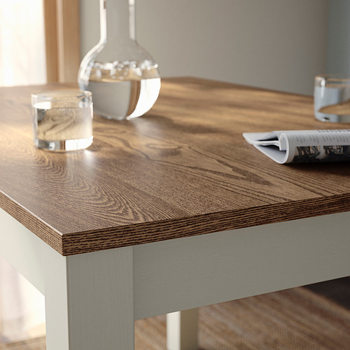 Primer plano de una mesa de madera moderna con superficie lisa y pulida, con elegantes patrones de vetas y elegantes elementos de decoración.