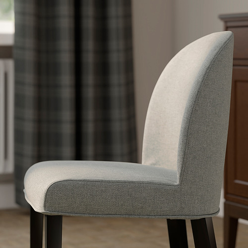 Silla de comedor moderna y tapizada con asiento acolchado y respaldo curvo. Tejido gris claro, patas negras resistentes. Cómodo y elegante.
