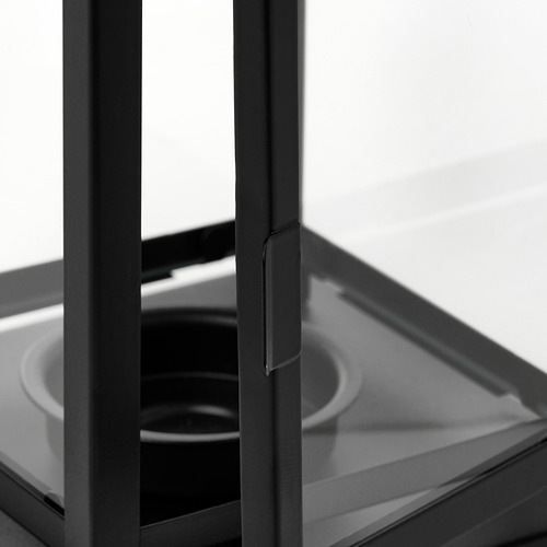Linterna con marco de metal negro y paneles de vidrio transparente, que muestra artesanía de alta calidad y durabilidad.