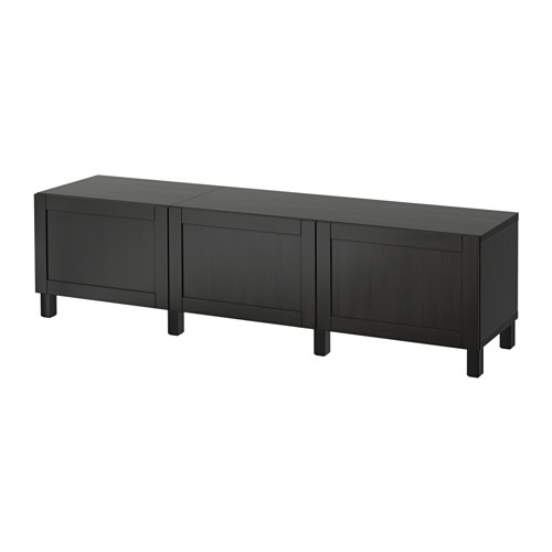 Un mueble de almacenamiento BESTÅ negro con un diseño elegante, con múltiples compartimentos y patas para facilitar la limpieza.