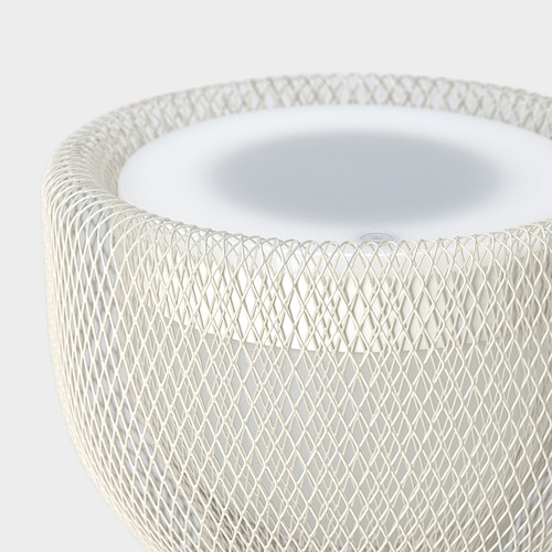 Lámpara de malla de alambre blanca con estilo minimalista; Primer plano que muestra un diseño intrincado y un acabado limpio.