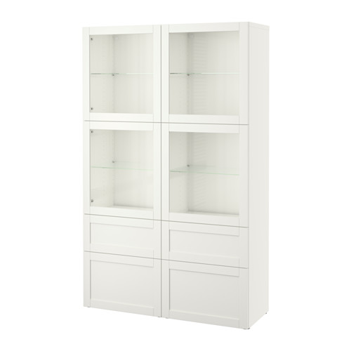 Un armario blanco BESTÅ con puertas y estantes de cristal. Diseño moderno y minimalista, ideal para exponer artículos.