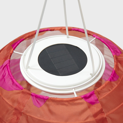 Lámpara colgante alimentada por energía solar con pantallas vibrantes, con células solares y diseño elegante, ideal para iluminación exterior.