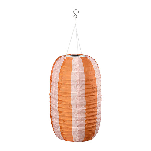 Una linterna solar SOLVINDEN en rayas naranjas y blancas. Es redondo, hecho de botellas de pet recicladas, y cuelga de un gancho.