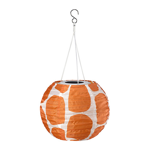 Linterna naranja SOLVINDEN, redonda, patrón con estampado de jirafa, hecho de botellas de pet recicladas, cuelga de un gancho, alimentado por energía solar.