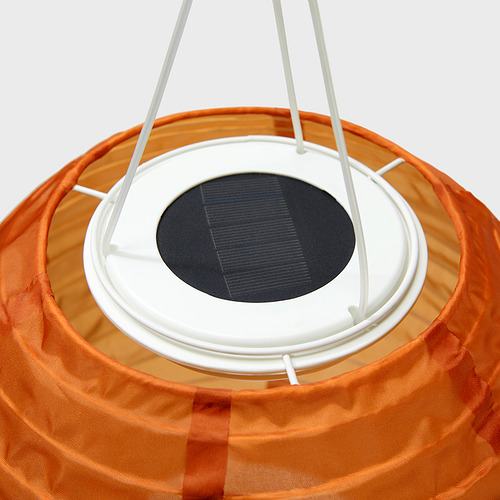 Lámpara colgante de exterior naranja alimentada por energía solar con tapa blanca, que muestra un diseño de calidad y materiales ecológicos.