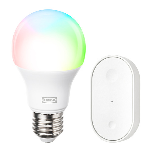 Un kit de luces inteligentes KAJPLATS de ikea. Incluye una bombilla multicolor y un mando a distancia ovalado blanco.