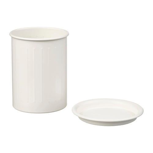 Dos artículos de cocina blancos: soporte redondo alto, plato plano pequeño. Fabricado en metal, diseño sencillo.