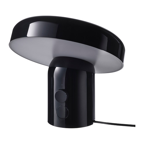 Una moderna lámpara de altavoz BLOMPRAKT negra con un diseño elegante y luz ajustable.