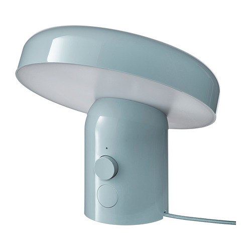 Altavoz BLOMPRAKT azul: base cilíndrica, tapa ovalada inclinada, diseño moderno