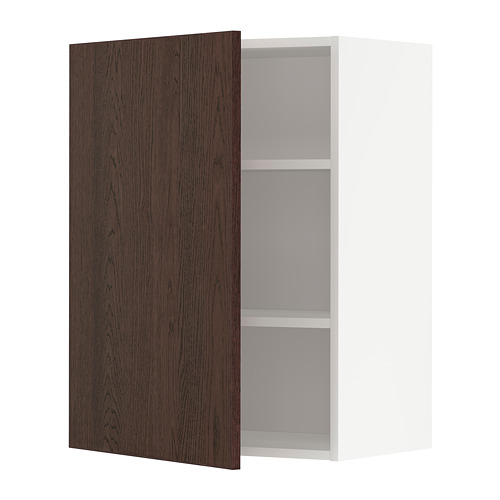Un mueble de pared de cocina METOD blanco con una puerta de color marrón oscuro abierta, que revela dos estantes en el interior. La puerta tiene bordes de madera maciza y acabado en chapa de roble.