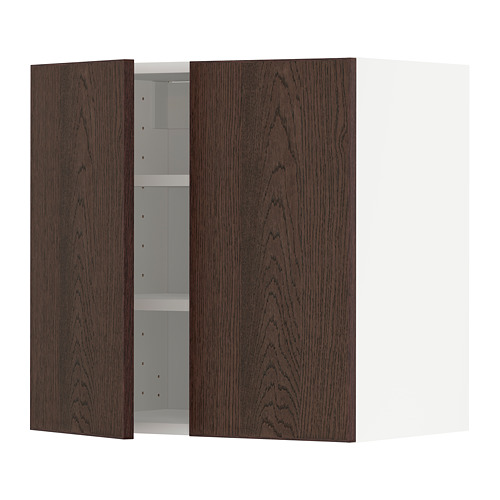 Mueble de pared METOD marrón oscuro con una puerta abierta, con chapa de roble y estantes ajustables.