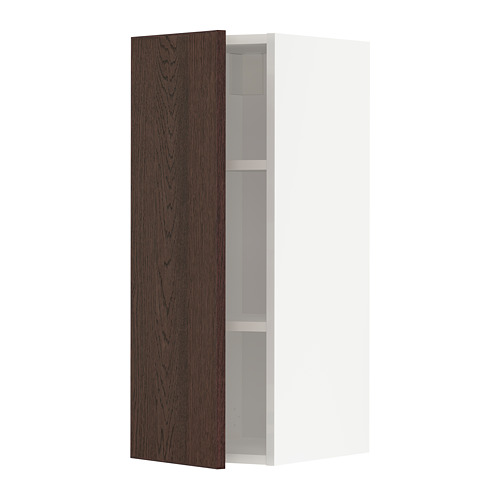 Mueble de cocina abierto, acabado en madera, diseño moderno, marrón oscuro, interior blanco.
