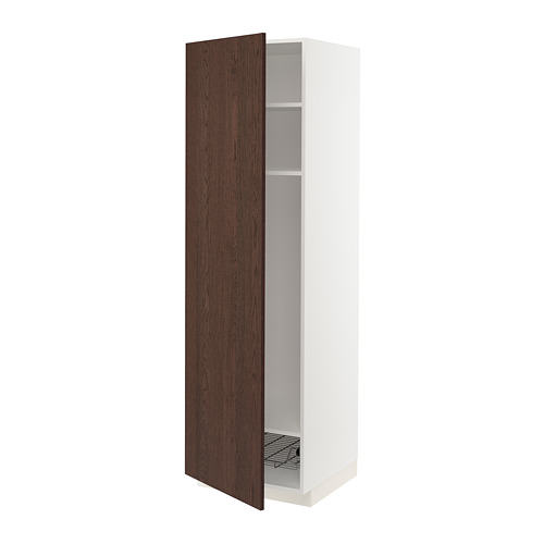 Mueble METOD blanco con puertas en color marrón oscuro, abierto para mostrar estantes y cesta. Diseño moderno.