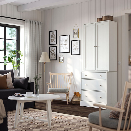 Sala de estar con gabinete HAVSTA, sofá y arte floral