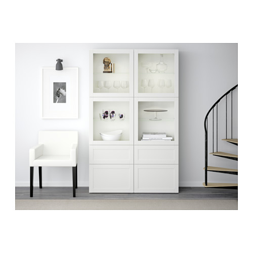 Estantería blanca BESTÅ con puertas de cristal ajustables. Exhiba artículos como vasos y tazones. Cajones y puertas de cierre suave.